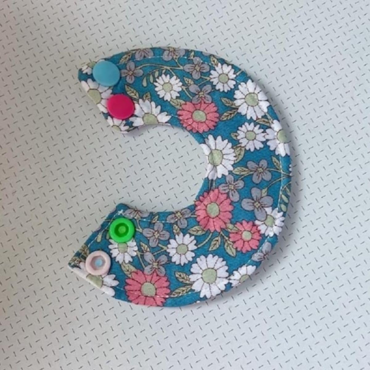 Bird Collar - Anti-Bite Elizabethan Recovery Cone Feather Plucking Protector Skin-Friendly Neckwear for Parakeets Conures Cockatiels Lovebirds Budgies Cockatoos African Grey Random Color (M)