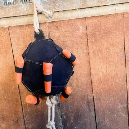 Horse Feeder Ball Toy, Interactive Adjustable Pet Slow Feeding Supplies, 15cm Carrot Feeder Ball Toy with Durable Material, Hanging Clip with Adjustable Opening, for Horses Goats Sheep Stables