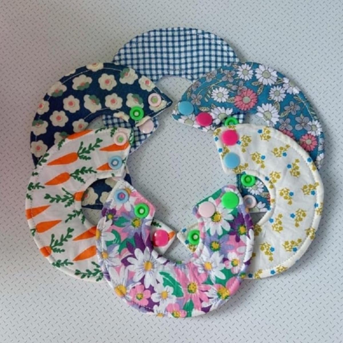 Bird Collar - Anti-Bite Elizabethan Recovery Cone Feather Plucking Protector Skin-Friendly Neckwear for Parakeets Conures Cockatiels Lovebirds Budgies Cockatoos African Grey Random Color (M)