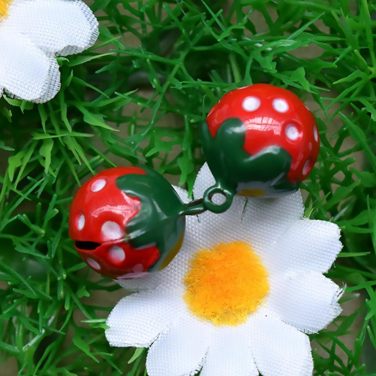 10Pcs Strawberry-Shaped Pet Collar Bells Mini Jingle Bell Pendants for Cats and Dogs, Strawberry Red DIY Craft Supply for Pet Necklace Accessories