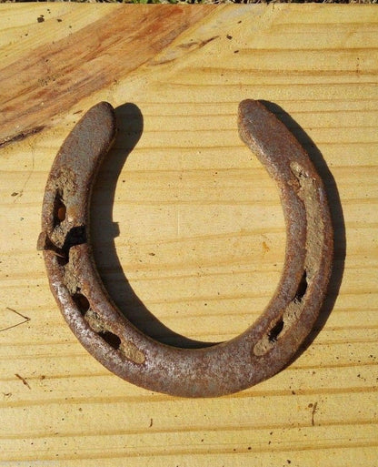 Wonder Care Horseshoe Authentic Used Horseshoe Good Luck Charm Rustic Auspicious Lucky Gift Cast Iron Real Horseshoe for Wall Decorations Prosperity and Fortune