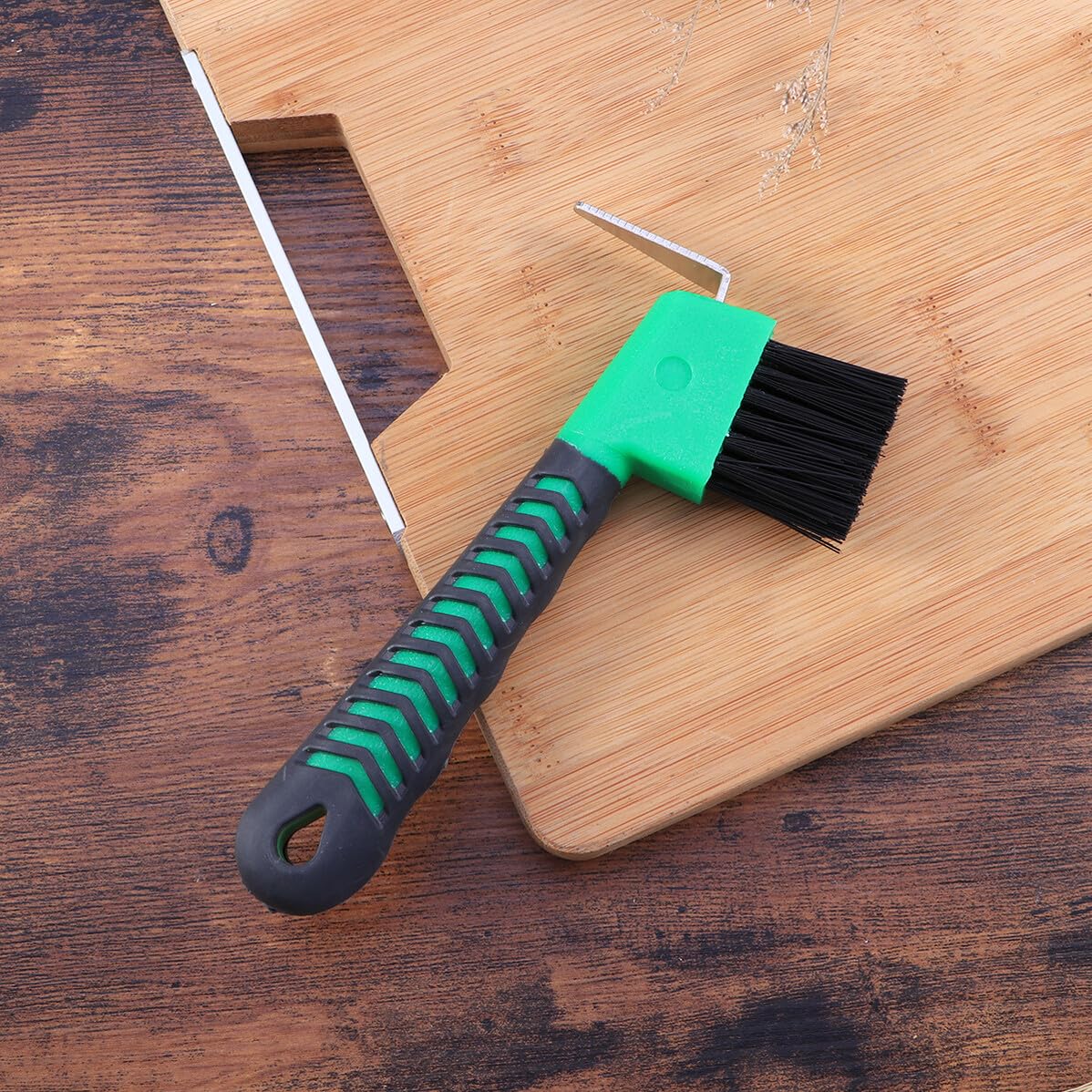 Ergonomic Rubber Grip Horse Hoof Pick with Built Brush Heavy Duty Rust-resistant Hoof Cleaning Tool for Efficient Dirt Removal and Daily Grooming Random Color